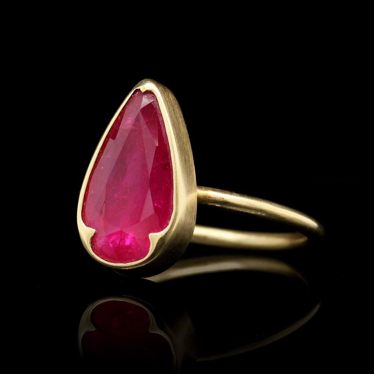 Gabriella Kiss 18K & Oval Fine Pink Sapphire Ring