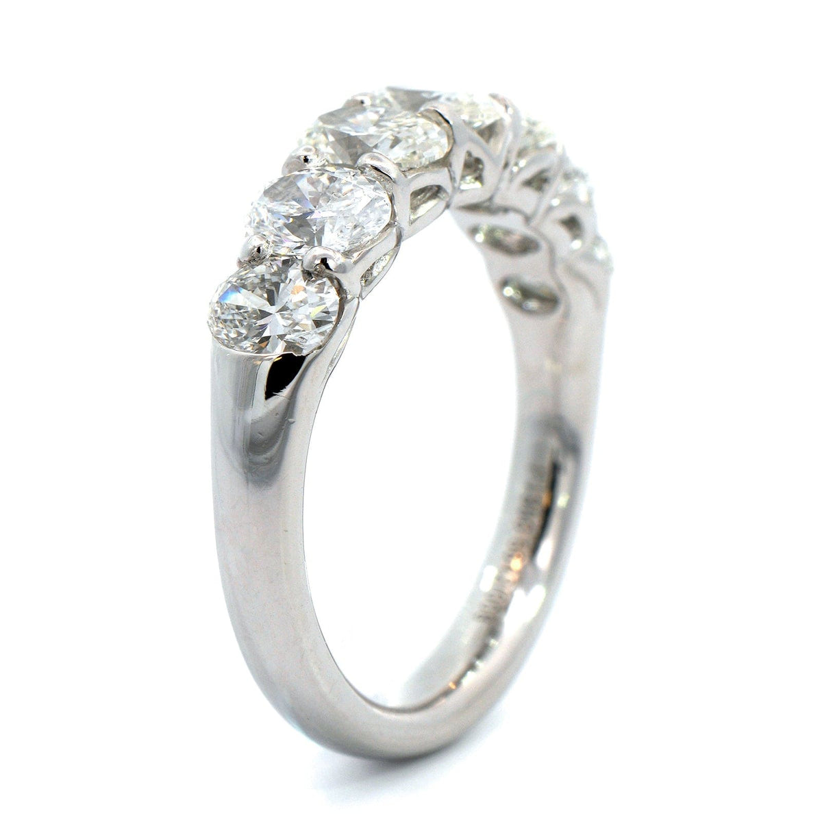 Platinum Shared Prong Graduating Oval Diamond Band